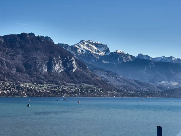 Πυροβολισμός της λίμνης του Annecy και των βουνών γύρω — Φωτογραφία Αρχείου