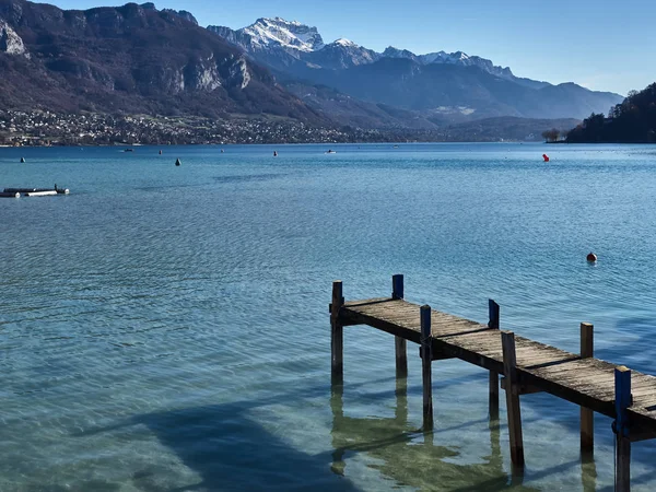 Shot of the lake of Annecy and the mountains around — Stock Photo, Image