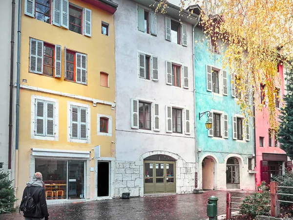 Fransa, Annecy 'deki Katedral yakınlarında güzel renkli evlerin çekimleri.