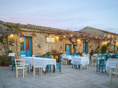 Marzamemi 'de tipik bir restoran manzarası