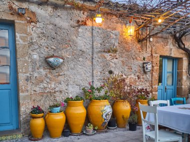 Marzamemi 'de tipik bir restoran manzarası