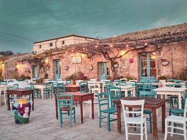 Marzamemi, Sicilya - 01 Ocak 2018: Gün batımında Marzamemi'de tipik bir restoranın manzarası. Marzamemi, Sicilya