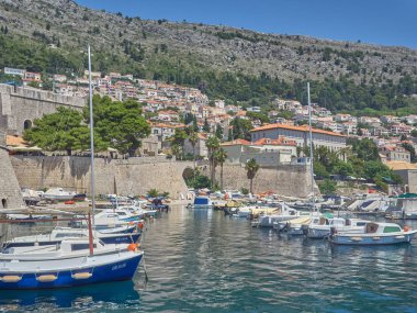 Güneşli bir yaz gününde eski Dubrovnik limanının manzarası. Dubrovnik, Hırvatistan