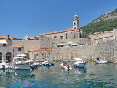 Güneşli bir yaz gününde Dubrovnik eski kasaba limanının tekne turu sırasında manzarası. Dubrovnik, Hırvatistan