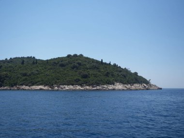Güneşli bir yaz günü tekne gezisi sırasında Lokrum Adası manzarası. Dubrovnik, Hırvatistan