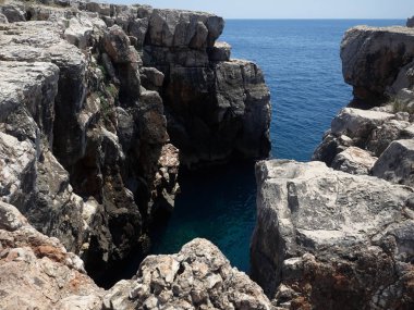 Güneşli bir yaz gününde Lokrum Adası 'ndaki küçük kayalıkların manzarası. Dubrovnik, Hırvatistan