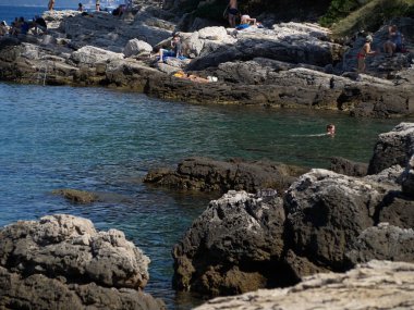 Dubrovnik, Hırvatistan - 06 Temmuz 2018: Güneşli bir yaz gününde Lokrum adasında güzel bir kaya plajı manzarası. Dubrovnik, Croata