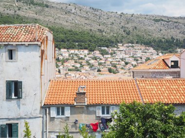 Dubrovnik Eski Kasabasında karakteristik turuncu çatılar