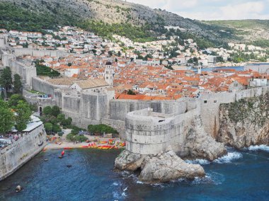 Kral Dubrovnik 'e Lovrijenac iniyor.