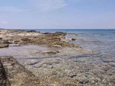 Deniz kıyısı manzarası, yaz tatili konsepti.