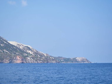Güneşli bir günde tekneden Lipari 'nin Withe Sahili' nin çekimi.