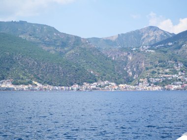 Güneşli bir günde tekneden Lipari Körfezi 'nin görüntüsü.
