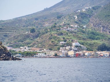 Güneşli bir günde tekneden Lipari Körfezi 'nin görüntüsü.