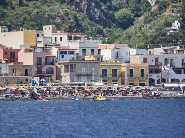 Güneşli bir günde tekneden Lipari Körfezi 'nin görüntüsü.