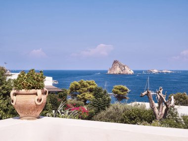 Denizle çevrili kayalık adadaki binaların manzarası