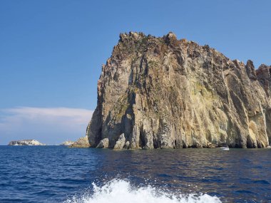 Panarea yakınlarındaki bir tekneden Lisca Bianca ve Basiluzzo 'nun görüntüsü