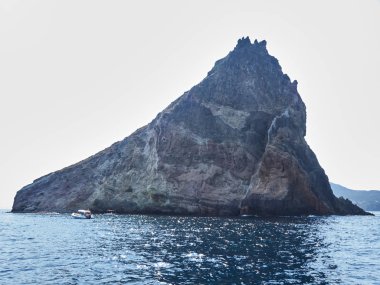 Panarea yakınlarındaki bir tekneden Lisca Bianca ve Basiluzzo 'nun görüntüsü