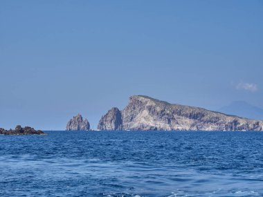 Panarea yakınlarındaki bir tekneden Lisca Bianca ve Basiluzzo 'nun görüntüsü
