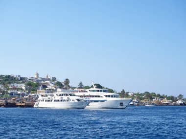 Stromboli adası manzarası ve bir yaz öğleden sonra tekneden volkan manzarası