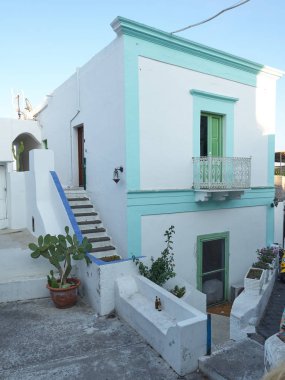 Stromboli caddesi manzarası ve bir yaz öğleden sonra evleri