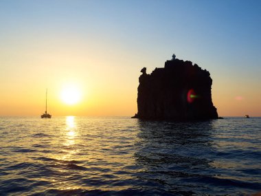 Stromboli yanardağının yanındaki küçük adanın gün batımını seyret, karakteristik at kafası kaya gibi.