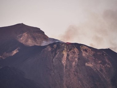 Volkandan çıkan magma, patlama, duman ve lapilli patlaması.