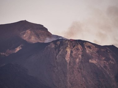 Volkandan çıkan magma, patlama, duman ve lapilli patlaması.