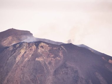 Volkandan çıkan magma, patlama, duman ve lapilli patlaması.