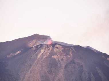 Volkandan çıkan magma, patlama, duman ve lapilli patlaması.