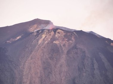 Volkandan çıkan magma, patlama, duman ve lapilli patlaması.