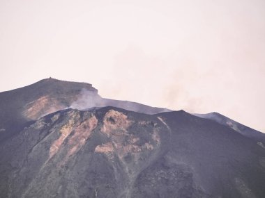 Volkandan çıkan magma, patlama, duman ve lapilli patlaması.