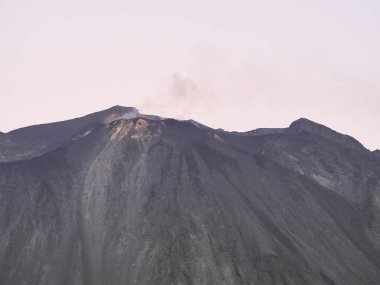 Volkandan çıkan magma, patlama, duman ve lapilli patlaması.
