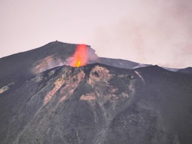 Volkandan çıkan magma, patlama, duman ve lapilli patlaması.