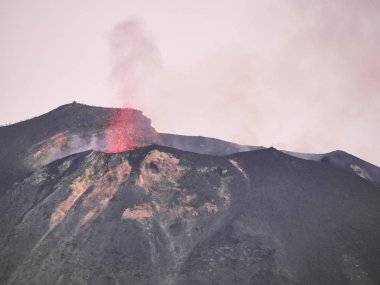 Volkandan çıkan magma, patlama, duman ve lapilli patlaması.