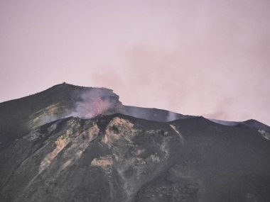 Volkandan çıkan magma, patlama, duman ve lapilli patlaması.