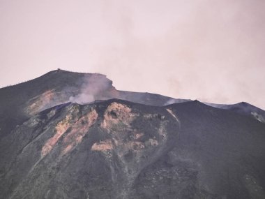 Volkandan çıkan magma, patlama, duman ve lapilli patlaması.