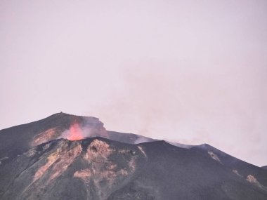 Volkandan çıkan magma, patlama, duman ve lapilli patlaması.