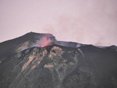 Volkandan çıkan magma, patlama, duman ve lapilli patlaması.
