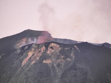 Volkandan çıkan magma, patlama, duman ve lapilli patlaması.