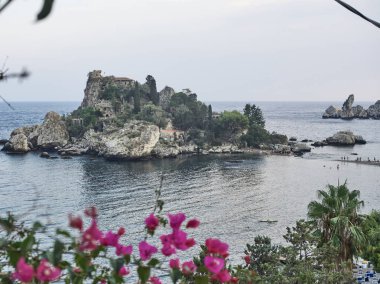 Gün batımında Isola Bella (Taormina) körfezi manzarası