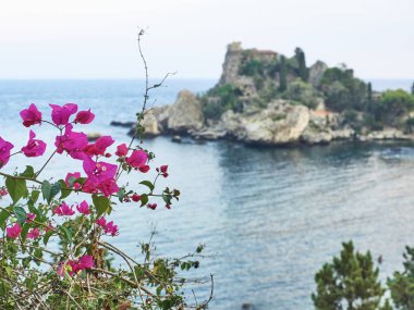 Gün batımında Isola Bella (Taormina) körfezi manzarası