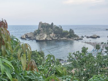 Gün batımında Isola Bella (Taormina) körfezi manzarası