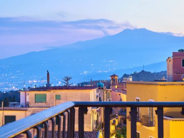 Gün batımında Isola Bella (Taormina) körfezi manzarası
