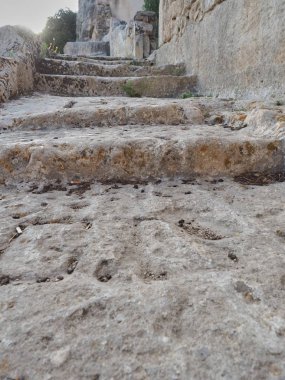 Cava Santa ana bina, eski bir mağarada taştan yapılmış dini bir antik bina shot. Rosilini, Siracusa, İtalya