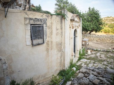 Cava Santa ana bina, eski bir mağarada taştan yapılmış dini bir antik bina shot. Rosilini, Siracusa, İtalya