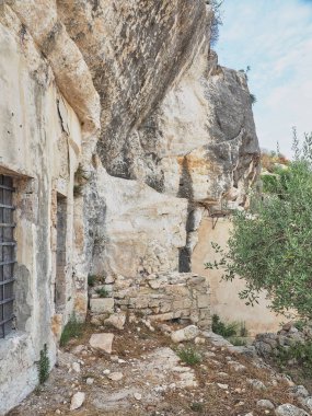 Cava Santa ana bina, eski bir mağarada taştan yapılmış dini bir antik bina shot. Rosilini, Siracusa, İtalya