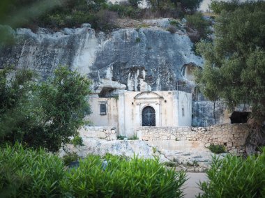 Cava Santa ana bina, eski bir mağarada taştan yapılmış dini bir antik bina shot. Rosilini, Siracusa, İtalya