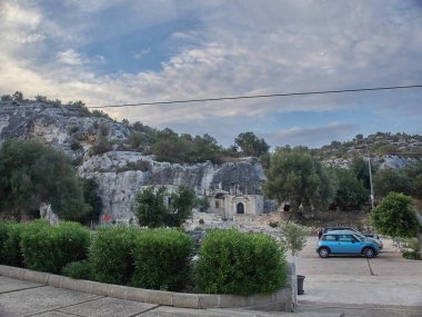 Cava Santa ana bina, eski bir mağarada taştan yapılmış dini bir antik bina shot. Rosilini, Siracusa, İtalya