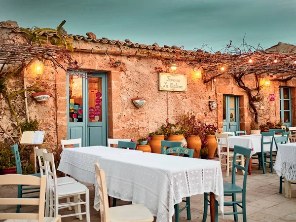 Marzamemi, Sicilya - 01 Ocak 2018: Gün batımında Marzamemi'de tipik bir restoranın manzarası. Marzamemi, Sicilya