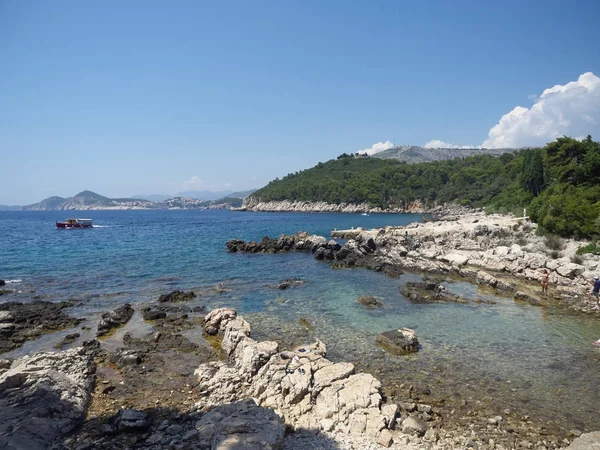 Güneşli bir yaz gününde Lokrum Adası 'nda güzel bir kaya plajı manzarası. Dubrovnik, Croata